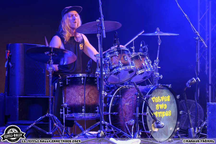 -velvet-two-stripes-007